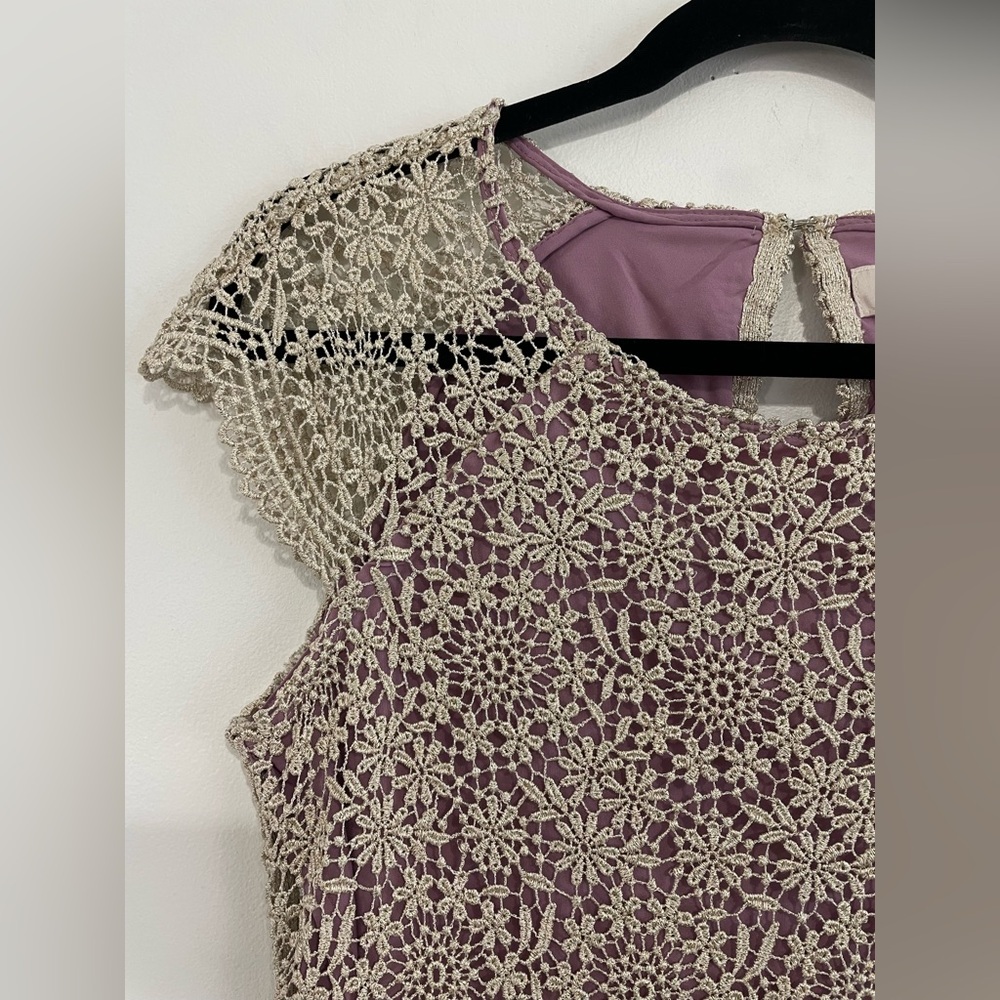 MIGNON DOO Anthropologie Lace Overlay Sheath Dress | Light Purple & Gold, Size 6 - Picture 7 of 13